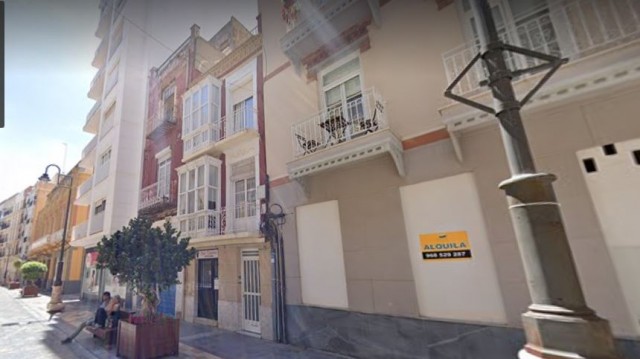 Urbanismo apuntala con urgencia un edificio de la calle Jabonerías ante el peligro de derrumbe