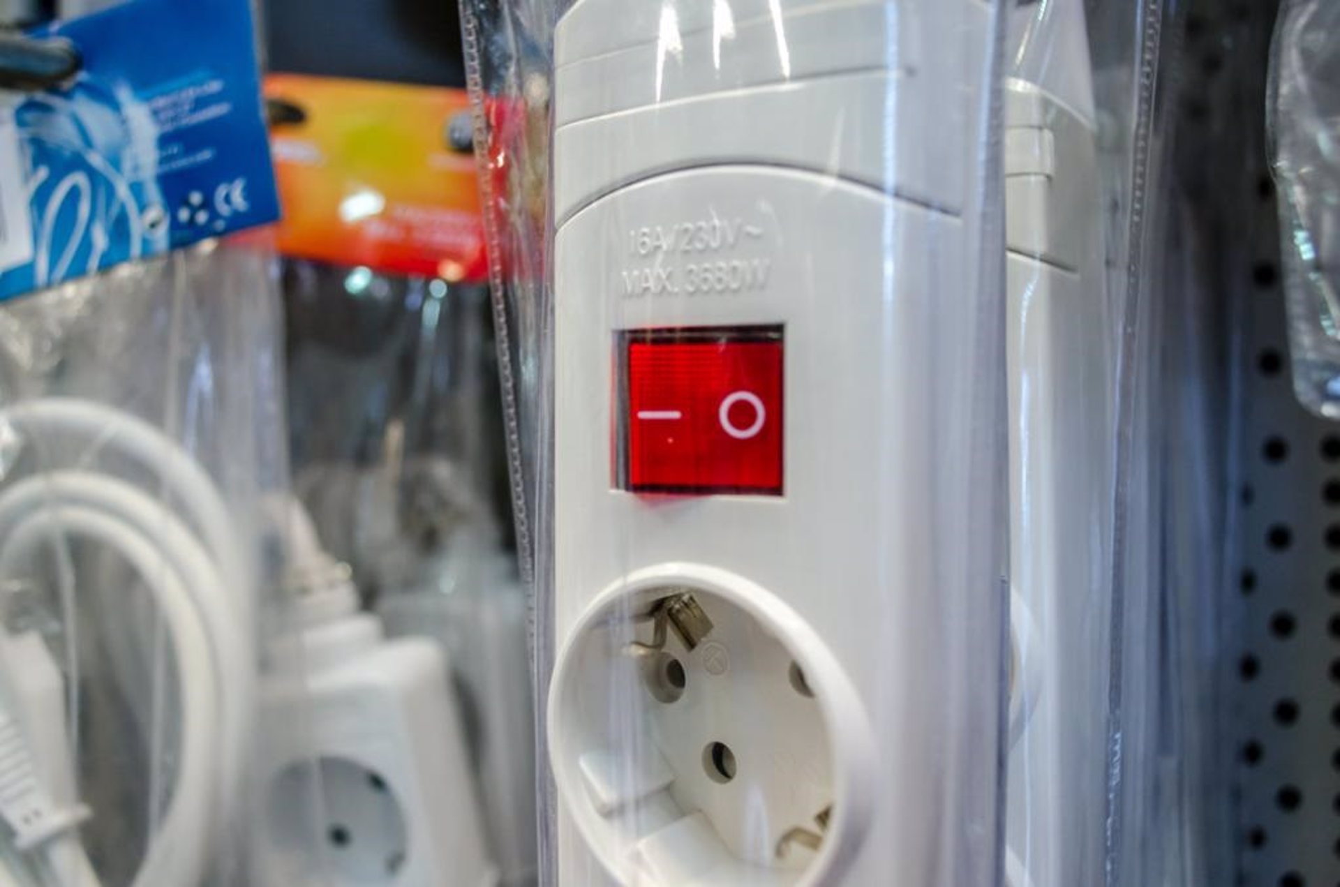  El precio de la luz baja a 153,43 euros/MWh este martes