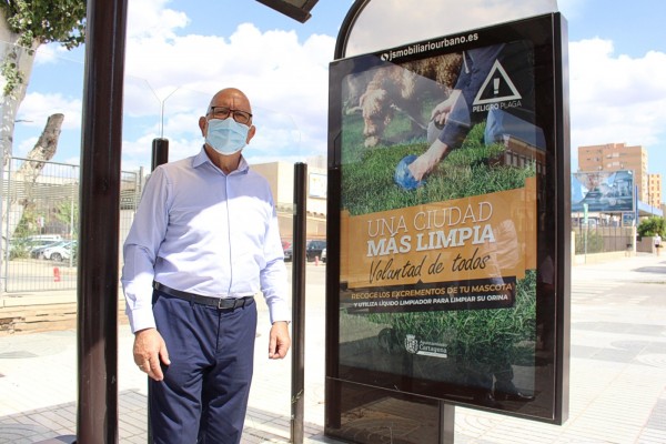 El Ayuntamiento reparte bolsas y dispensadores para alentar a los dueños de las mascotas a que eviten ensuciar las calles 