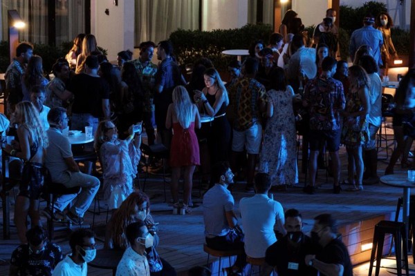Salud reabre los pubs y discotecas en la Región con seis personas por mesa y sin barra