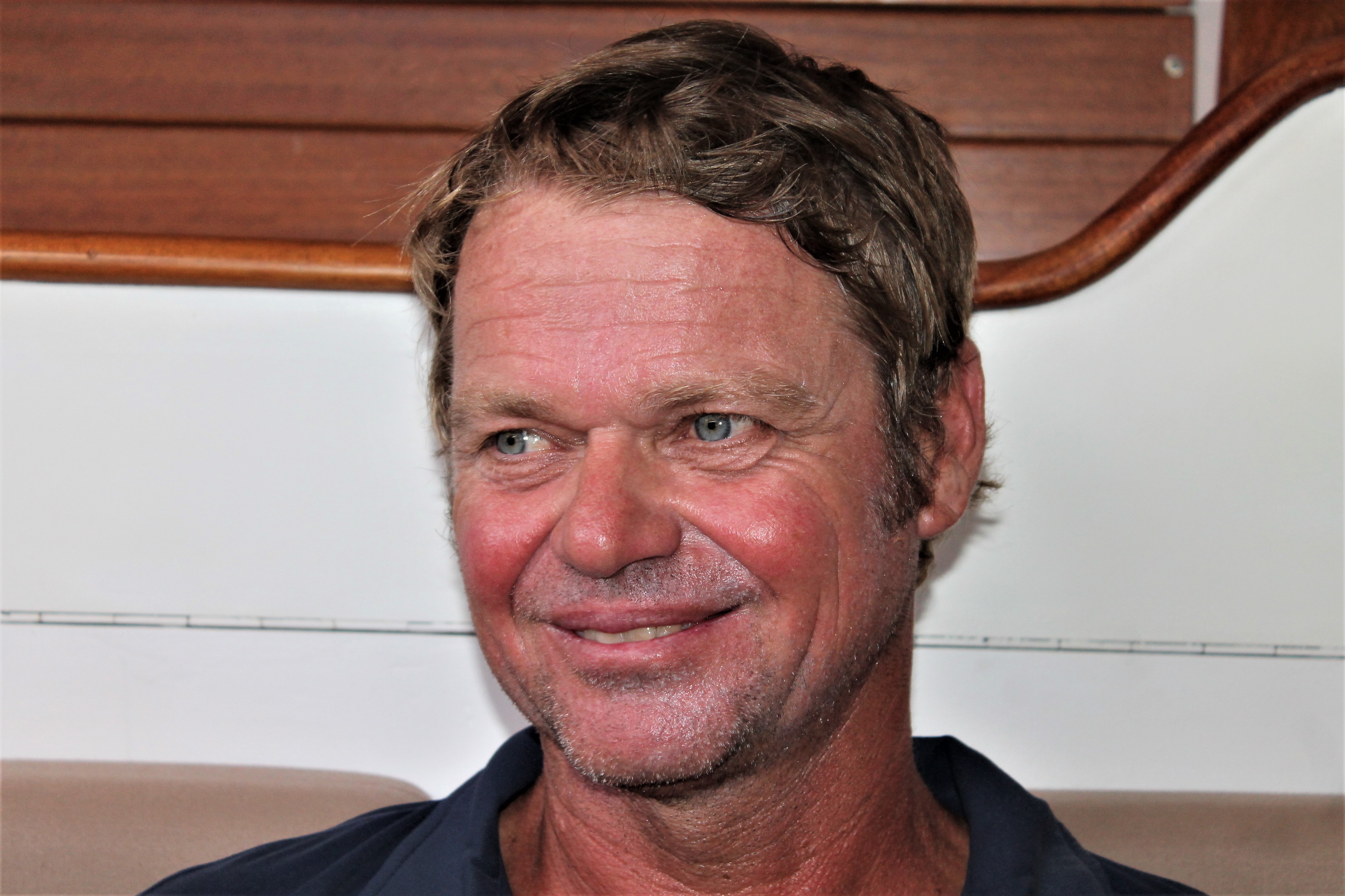 Álex Pella: el español que es una celebridad en Francia y que tiene el récord de la vuelta al Mundo a vela en solo 40 días