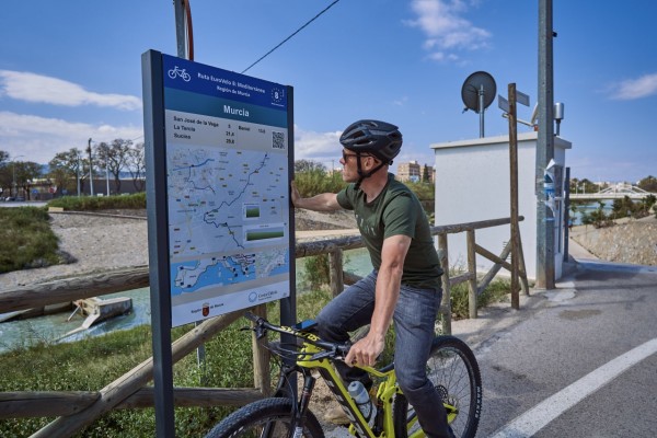 La Región se vende como destino para cicloturistas: señaliza la ruta EuroVelo a su paso por nueve municipios