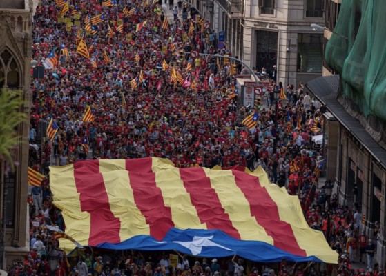 Decenas de miles de personas marchan en Barcelona por la independencia durante la Diada