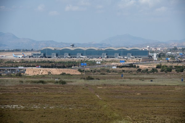 Ampliar el aeropuerto Alicante-Elche puede ser otro El Prat: la 'amenaza' de la segunda pista 