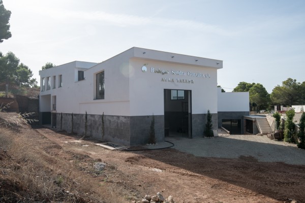 La creadora de los vinos de níspero Bodegas Sendra se traslada a Altea para ampliar su elaboración
