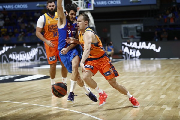 El Barça doblega a un áspero Valencia Basket