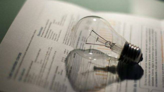 El precio de la luz dará un ligero respiro este domingo hasta los 144,18 euros/MWh