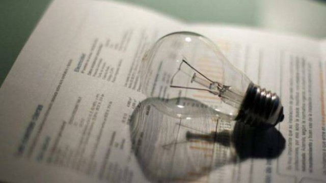 El precio de la luz dará un ligero respiro este domingo hasta los 144,18 euros/MWh