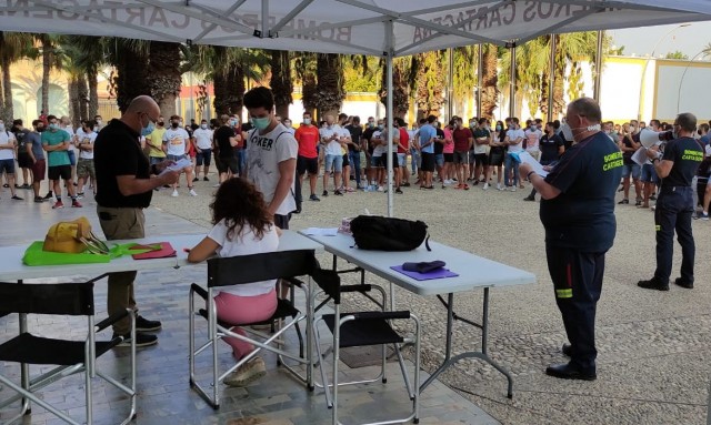 Más de 400 personas compiten por una de la 15 plazas para ser bombero en Cartagena
