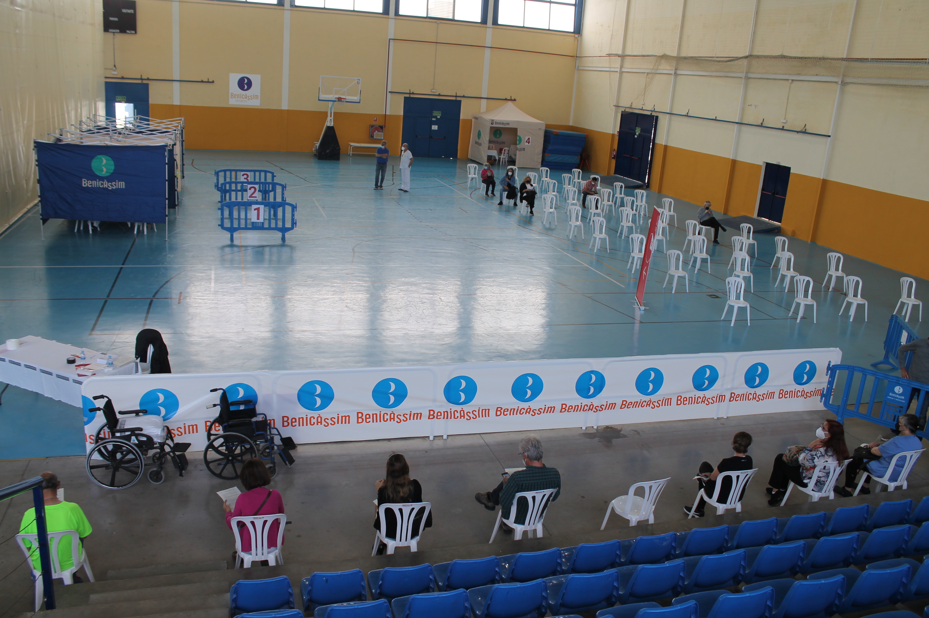 Benicàssim suministra más de 20.800 dosis contra la covid-19 en el Polideportivo Municipal 