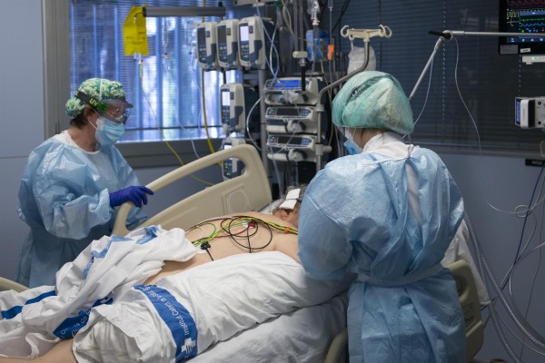  España notifica 4.440 nuevos casos de covid, 72 muertes y la incidencia desciende a los 131 casos