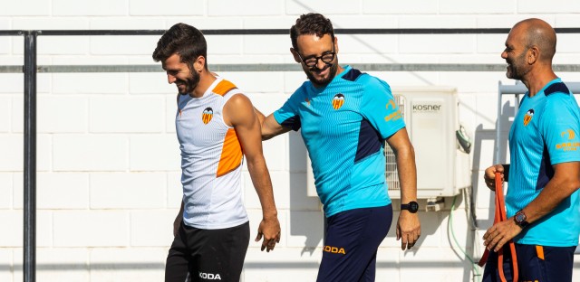 Gayà vuelve a entrenar con el grupo en Paterna 