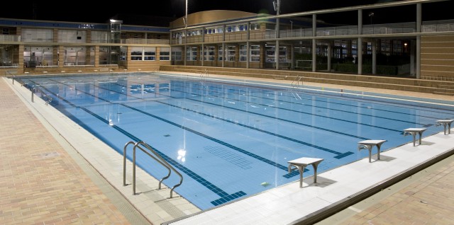 La oposición acusa al bipartito de Alicante de 'subir precios' en los cursos de natación