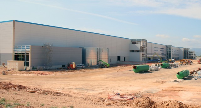 El centro logístico de Amazon en Onda ya exhibe su impresionante estructura de 77.000 m2