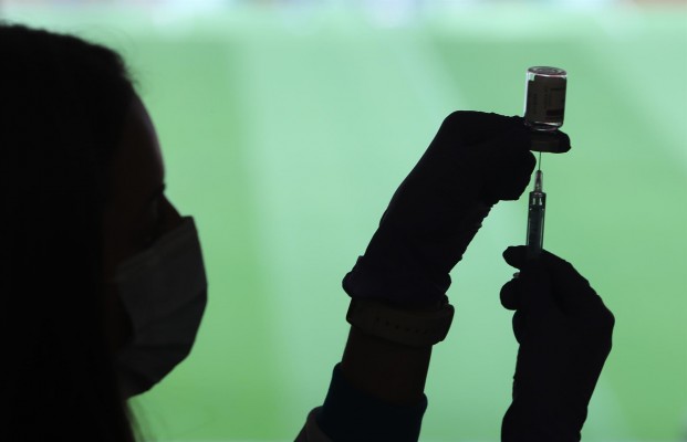La EMA estudia la posibilidad de la tercera dosis de la vacuna a los 6 meses de la pauta completa