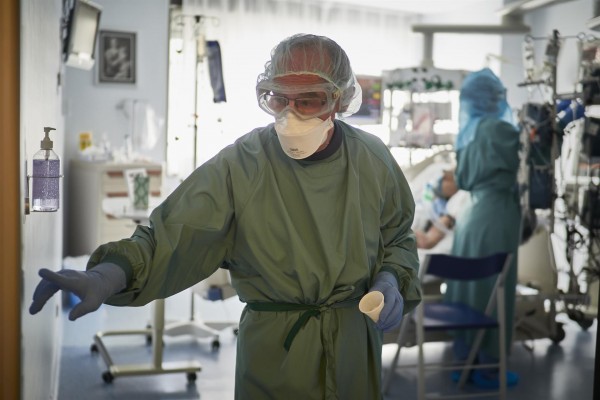 España notifica 4.763 nuevos casos de covid, 71 muertes y la incidencia desciende a los 140 casos