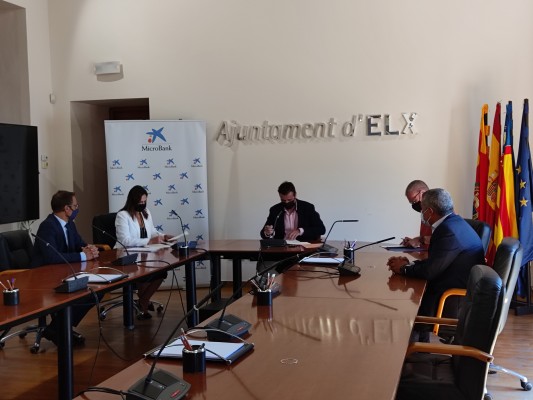Elche y MicroBank firman un convenio de colaboración para incentivar el autoempleo 