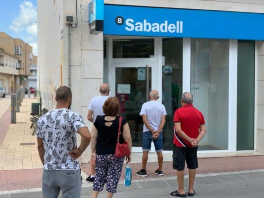 Los sindicatos proponen prejubilaciones y excedencias como alternativa al ERE de Sabadell