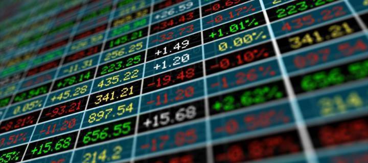 El mal tono bancario aleja al Ibex 35 de los 10.000 puntos a media sesión