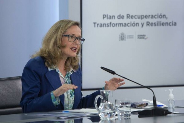 Calviño advierte que competir por bajar impuestos 