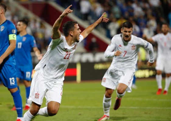 España aprovecha el tropiezo de Suecia con goles de Fornals y Ferran