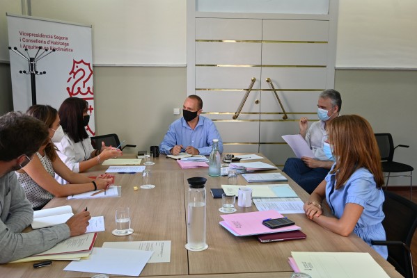 Dalmau e Illueca escenifican una transición pacífica en Vivienda pese al incendio en el partido 