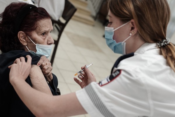 La Región pide a Sanidad administrar a los residentes la tercera dosis de la vacuna