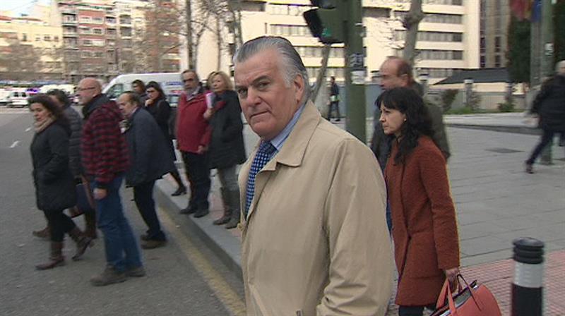 Luis Bárcenas, extesorero del PP, a su salida tras declarar en el juicio de Feria Valencia. Foto: EFE-TELEVISIÓN - 