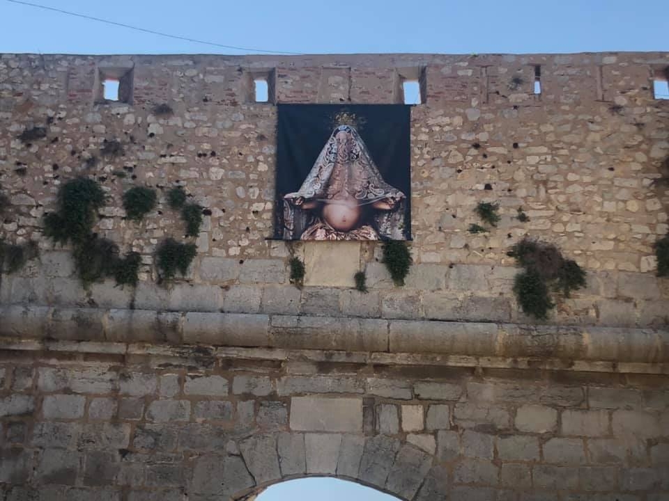Desaparece una obra de arte expuesta en la muralla de Peñíscola