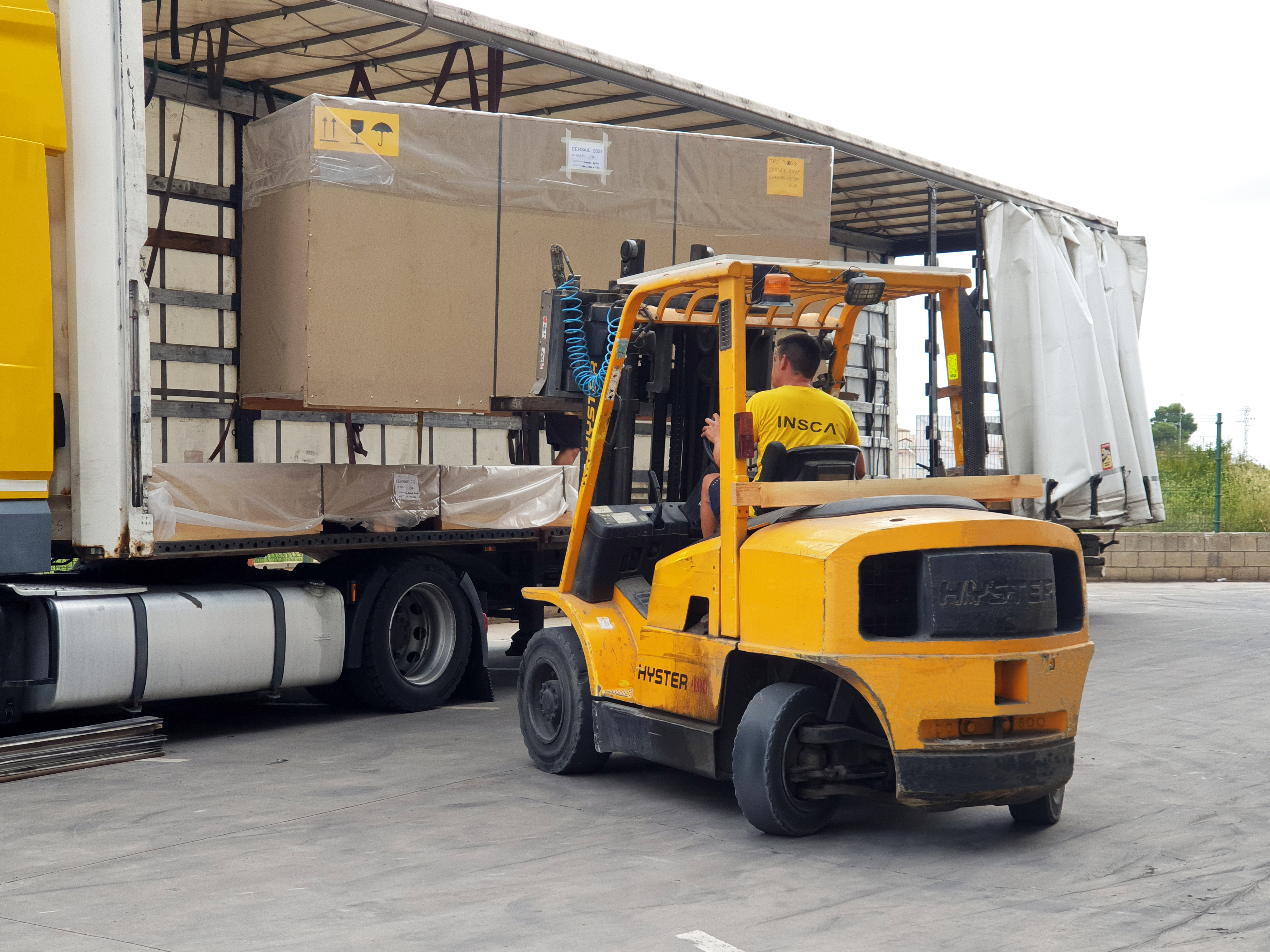 Trabajos de carga en INSCA del material con rumbo a Bolonia. - 