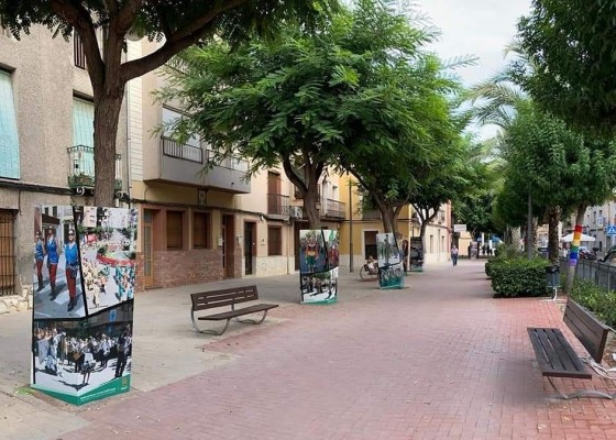 Mutxamel inaugura una ruta fotográfica por sus calles como homenaje a los Moros y Cristianos