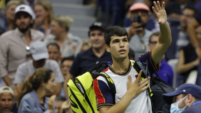 Alcaraz dice adiós a su primer sueño americano en cuartos abandonando por lesión 