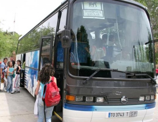 El autobús sigue sin llegar: Educación asegura que las nuevas empresas contratadas sufren agresiones