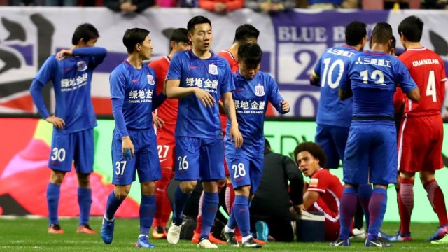 El Shenhua chino multa y amenaza con bajar el sueldo a futbolista por un pisotón
