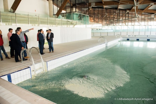 Crama, Equidesa y Collados equipan la piscina del Palacio para estrenarla antes de finalizar este mes