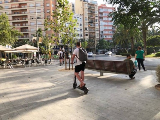 Los requisitos para circular con patinete eléctrico en Castelló: 15 o más años, casco, seguro y chaleco