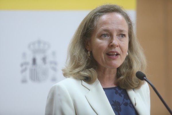 Calviño rechaza la propuesta de Podemos para crear una empresa pública de energía