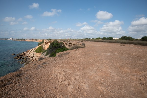 El rechazo a la urbanización de Cala Mosca llega a las Cortes Valencianas días después de aprobarse en pleno