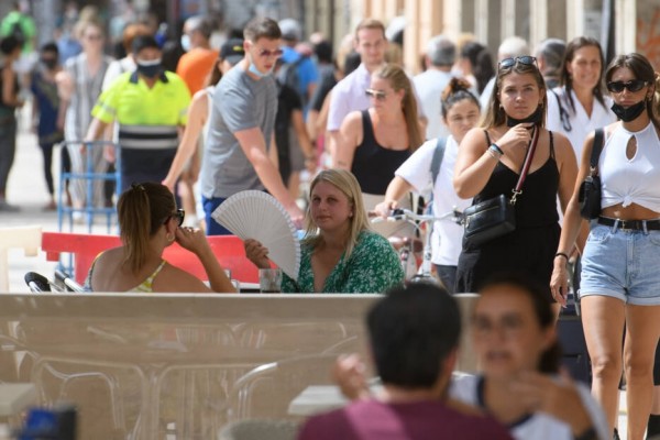 La Comunidad Valenciana elimina el toque de queda y el límite de reuniones y reabre el ocio nocturno hasta las 3 de la madrugada