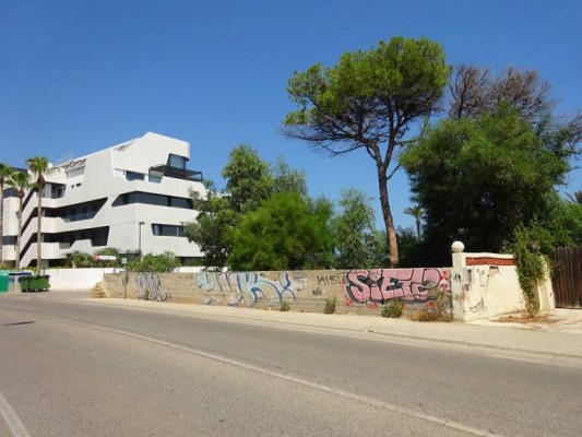 Decenas de vecinos alegan contra el hotel de Blay Beach de Dénia que tildan de “agresión ambiental”