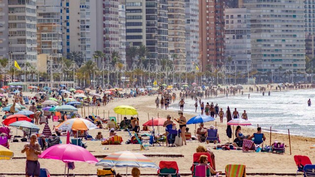 Benidorm recupera poco a poco su turismo: consume un 14% menos de agua que en 2019