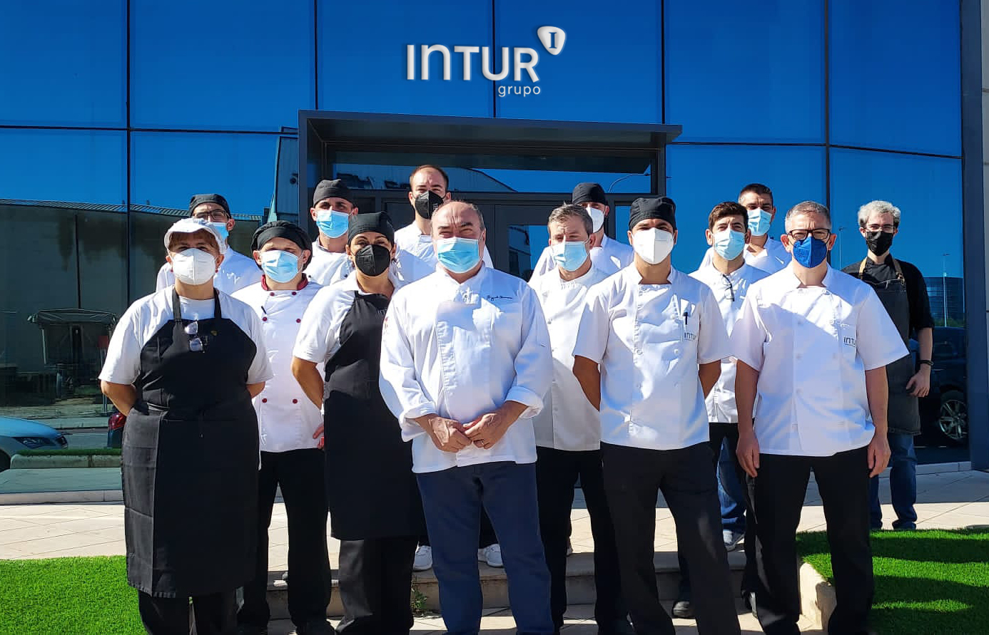 El chef con estrella michelín Miguel Barrera forma al equipo culinario de Intur Restauración Colectiva