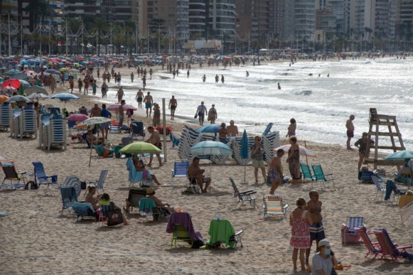 Turisme reactiva el programa Viatgem CV con el reparto de los primeros 5.000 bonos turísticos