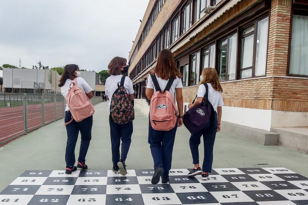 Los alumnos mayores de 12 años cercanos a un positivo no harán cuarentena si tienen la pauta completa