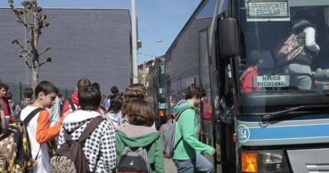 Quinientos alumnos se quedan 'colgados' por el rifirrafe entre Educación y las empresas de autobuses