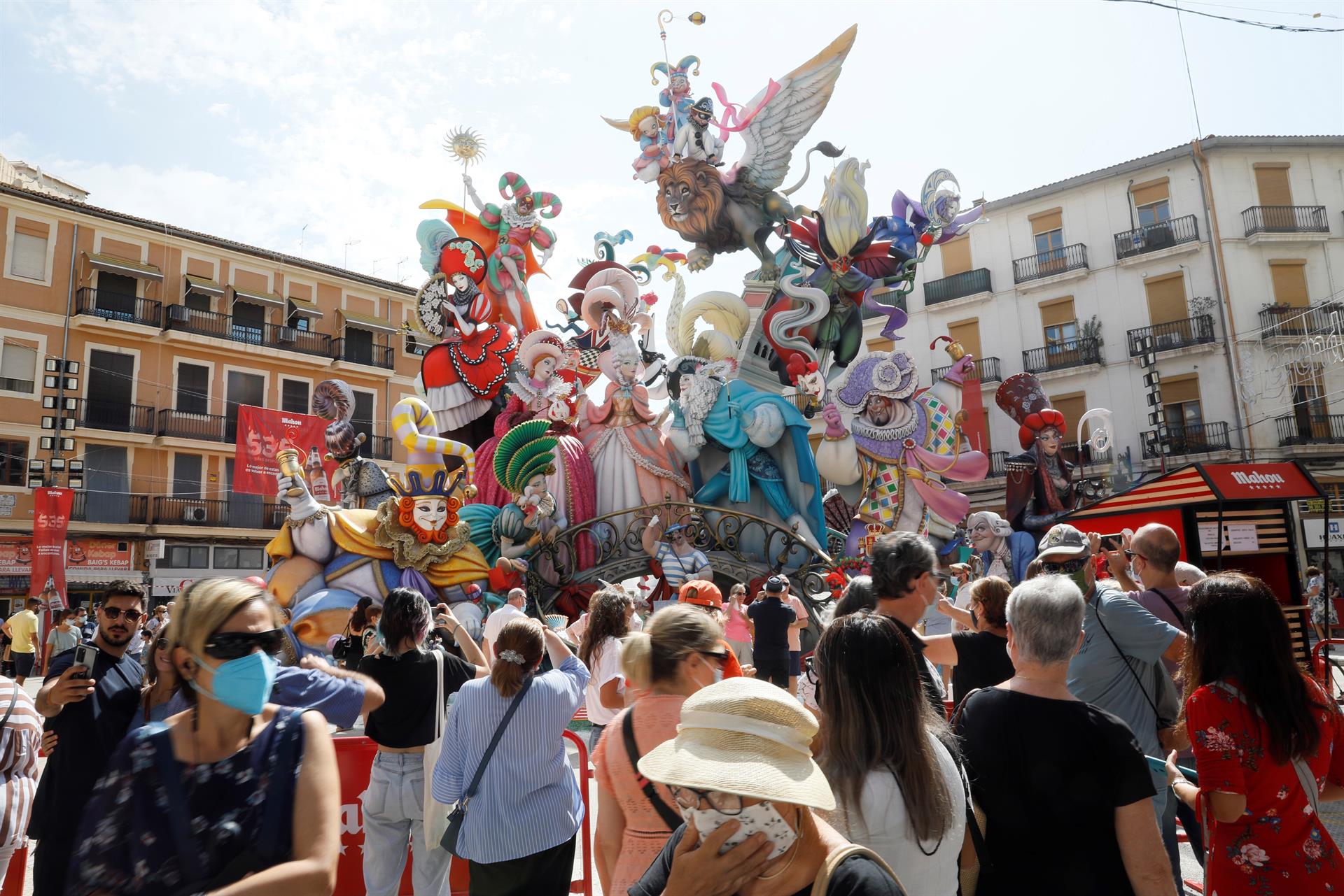 Visitantes acuden a la Falla Convento Jerusalén, primer premio de Especial. Foto: EFE/Ana Escobar - 