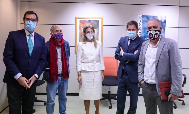 Gobierno y agentes sociales se reúnen este lunes para tratar de pactar la subida del SMI