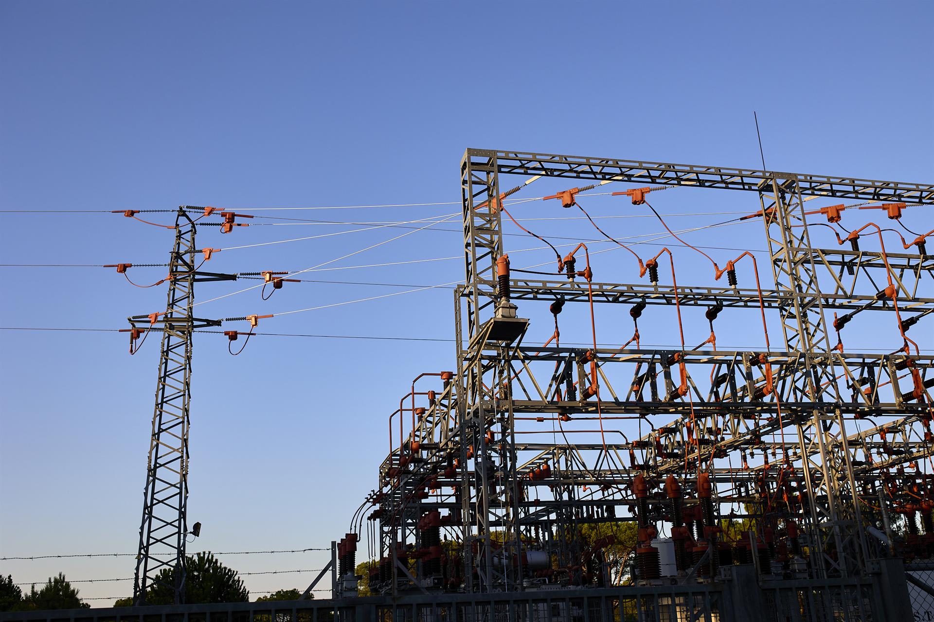 El precio de la luz baja este domingo por tercer día consecutivo, hasta los 128,70 euros/MWh