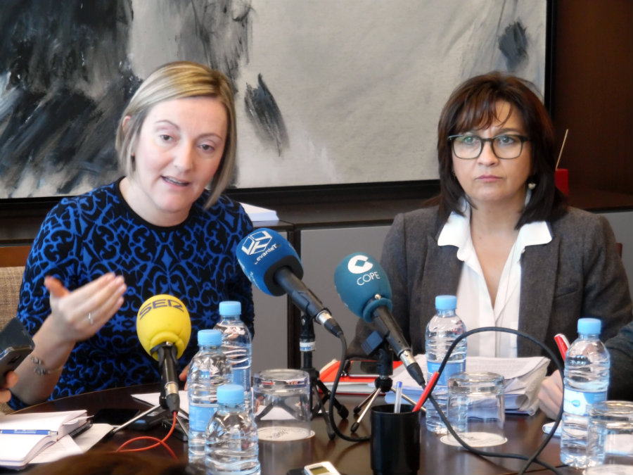 La consellera de vivienda, María José Salvador; y la gerente del EIGE, Blanca Marín - 