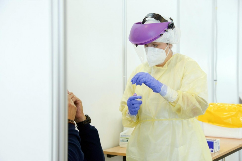 Una enfermera realiza una prueba PCR -FOTO: EUROPA PRESS - 